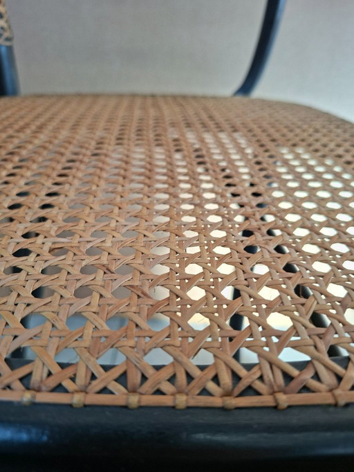 Splendida sedia ispirata all'iconico modello 811 di Josef Hoffmann, nota come Prague Chair.   Si tratta di una riproduzione di a