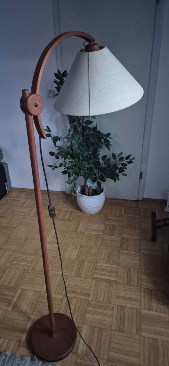 Image 1 of Schöne Teak - Stehlampe in wunderbarem dänischem, skandinavischen Design. Hersteller Domus in den 60er/70er Jahren. Ausführung G
