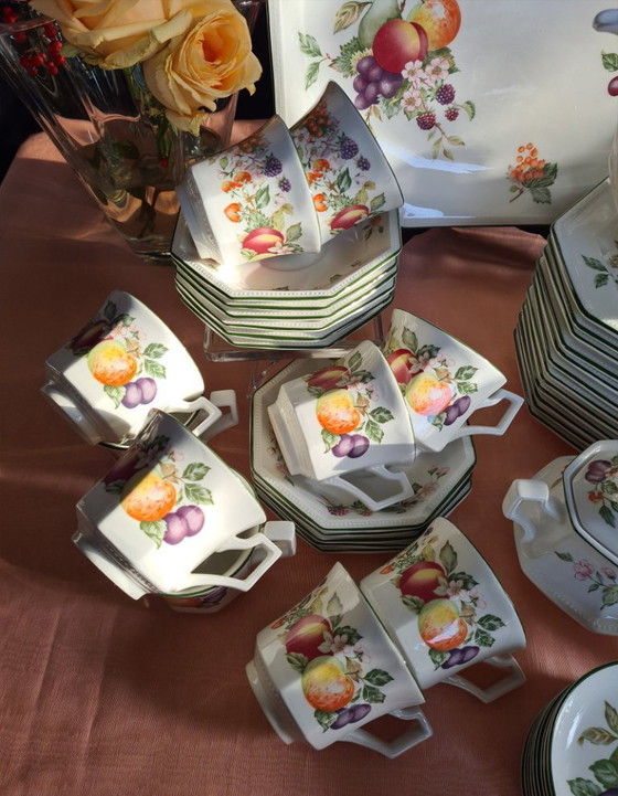 Image 1 of Servizio da tè e torta alla frutta fresca Johnson Brothers England con piatto da portata e petit four.