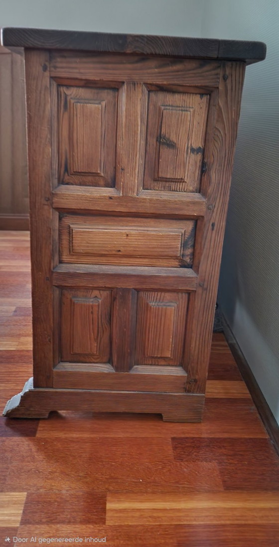 Image 1 of Aparador de roble macizo español.