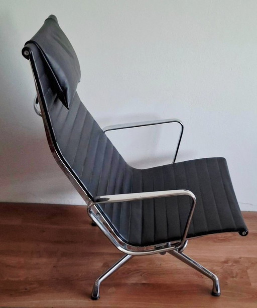 Vitra EA 124 Lounge Chair