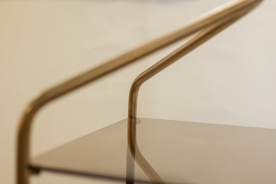 Image 1 of Mensola autoportante in ottone dorato con ripiani in vetro fumé. Anni '70