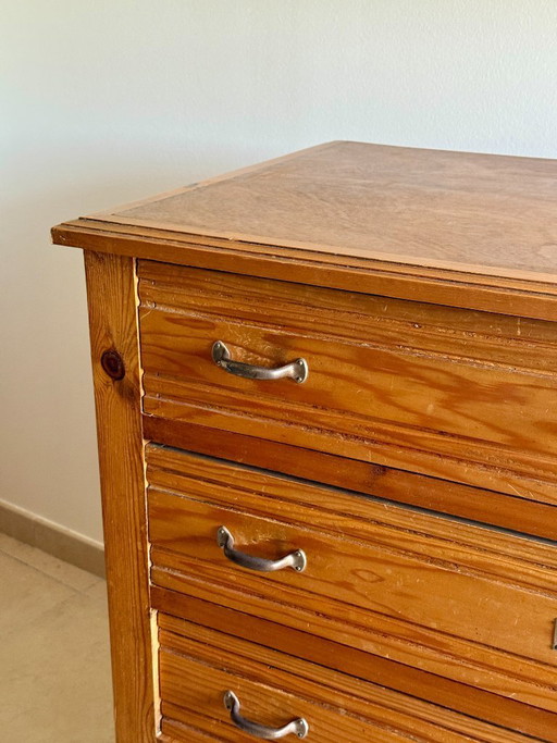Commode van onbewerkt hout en verchroomd metaal, in art-decostijl uit de jaren 50.