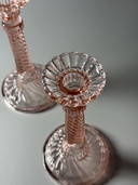Coppia di candelabri Art Déco in vetro rosa — Pavillons, Belgio, anni '20-'30