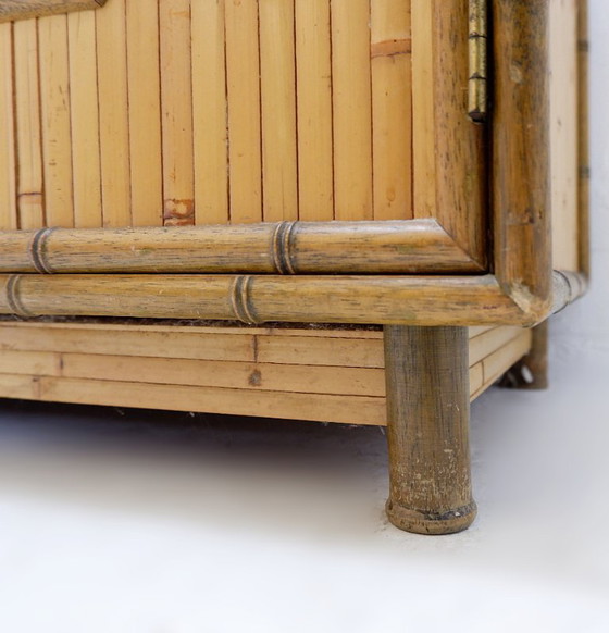 Image 1 of Commode en bambou à 2 portes et 2 tiroirs - poignées en laiton, vers 1960