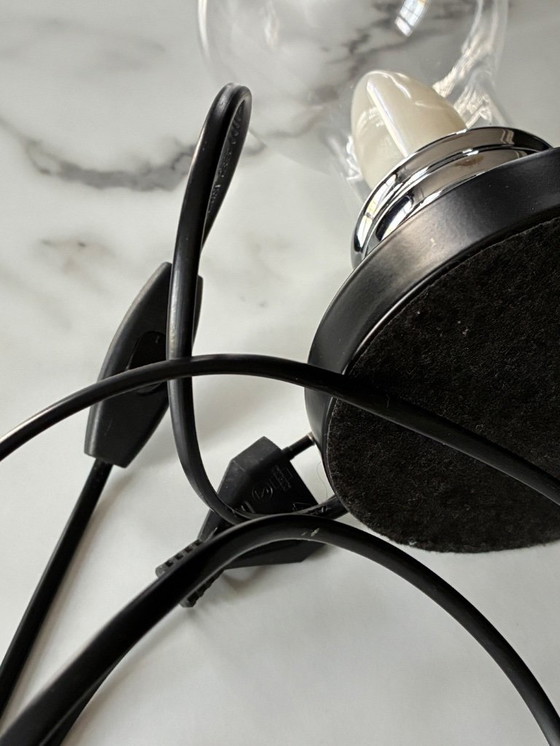 Image 1 of Kleine tafellamp in de vorm van een gloeilamp.