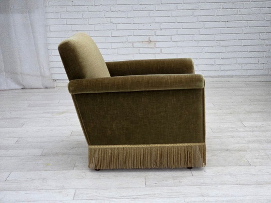 Image 1 of Dänischer Sessel aus den 1970er Jahren, originaler grüner Möbelveloursbezug, Beine aus Teakholz.