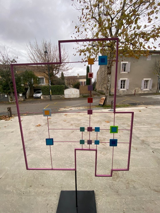 Image 1 of Salvador Presta - Gelakt metalen beeldhouwwerk, 1983. Gesigneerd en gedateerd onder de sokkel. 198 x 121 x 41 cm, 10 kg. 1900