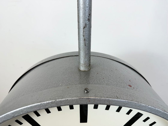 Image 1 of Grote industriële dubbelzijdige spoorweg- of fabrieksklok van Pragotron, jaren 60