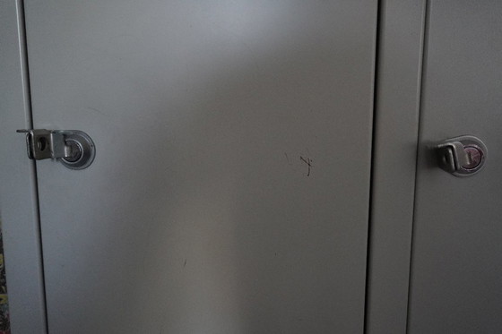 Image 1 of 3 Lockers Grijs Metaal Met Hangstangen en Een Plankje