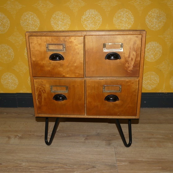 Image 1 of vintage nachtkastje/bijzettafeltje : omgebouwd archiefkastje met haarspeldpoten 4 lades retro industriële stijl