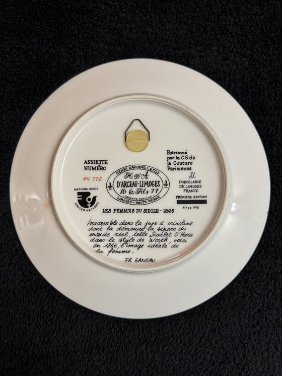 Image 1 of Raro juego completo de platos decorativos de Limoges Les Femmes du Siècle | década de 1970