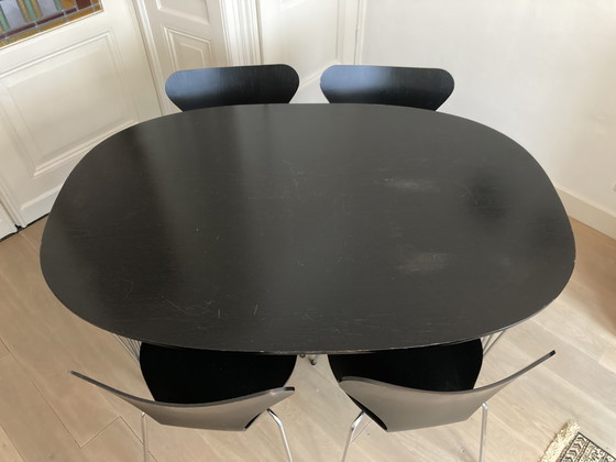 Image 1 of Tafel y stoelen Fritz Hansen y Arne Jacobsen, modelo Superellipse en vlinderstoelen
