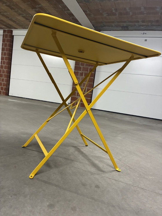 Image 1 of Mesa de jardín Fermob Bistro color amarillo miel.