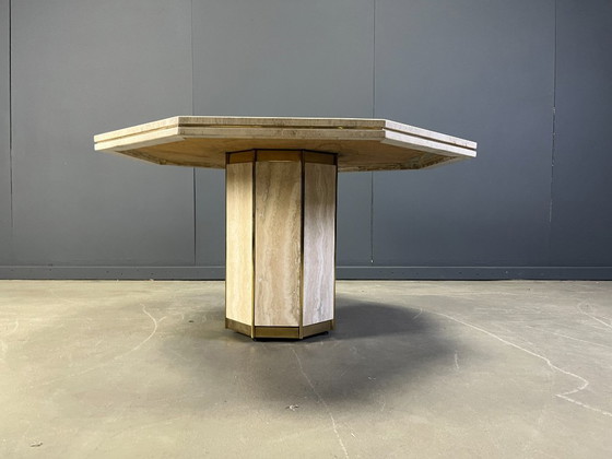 Image 1 of Table à manger octogonale italienne en travertin et laiton des années 1970