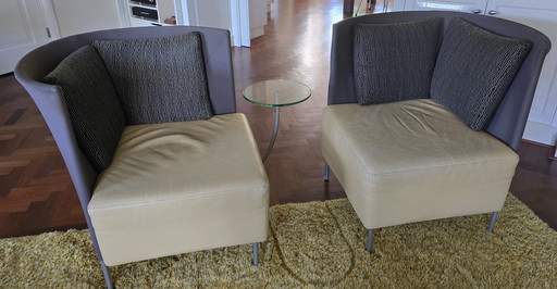 2 chaises Montis. La chaise de gauche est équipée d'un tableau en verre pivotant.