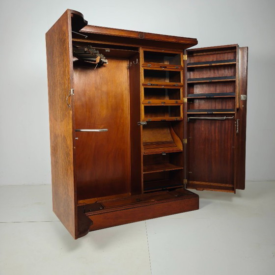Kompakter Herrenkleiderschrank im englischen Art-Deco-Stil aus hellem Wurzelnussholz – Kleiderschränke, Wood (photo 9 of 17)