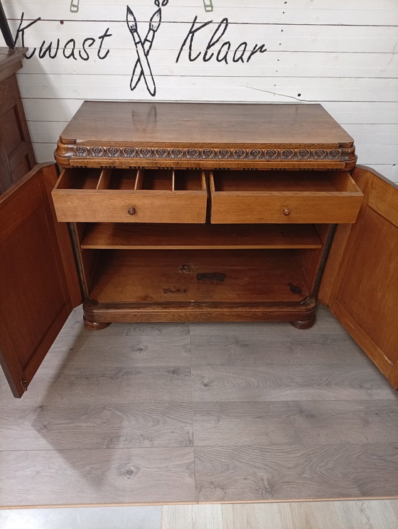 Image 1 of Armario antiguo con pedestal y cajones.