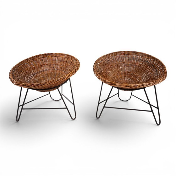 Image 1 of Pod Chairs – Een paar loungestoelen van rotan/riet op een metalen frame, 1970