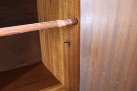 Image 1 of Pareja de mesillas de noche italianas de mediados de siglo en nogal con tapa de cristal, años 50