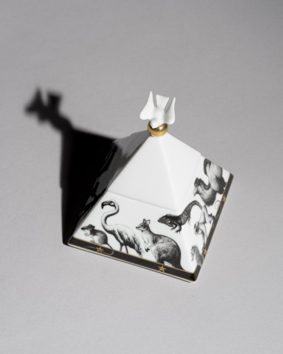 Image 1 of Rosenthal Studio-Line “Künstler-Sammeldose” di Yang – Scatola con coperchio piramidale con motivo dorato e animale