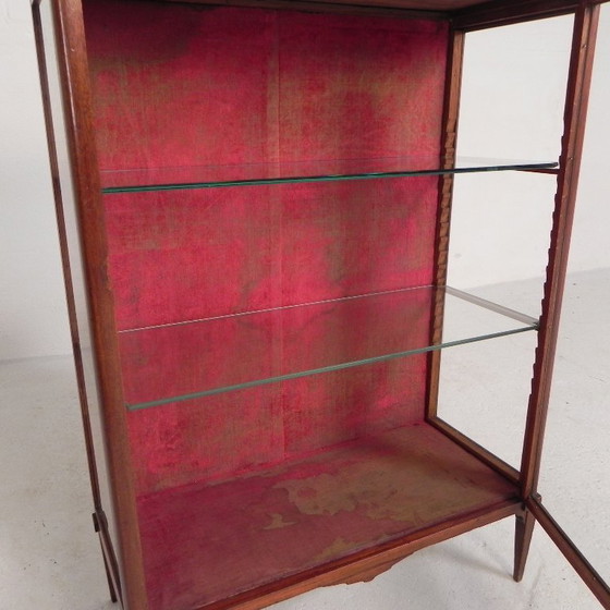 Image 1 of Vitrina de caoba con tapa de mármol, década de 1920.