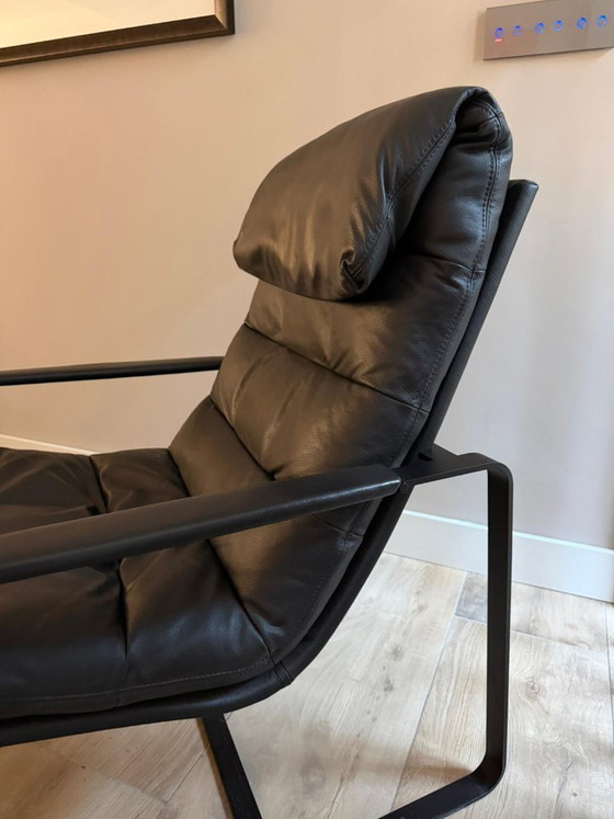 Image 1 of Leolux Indra fauteuil + hocker – zwart leer – nieuwstaat