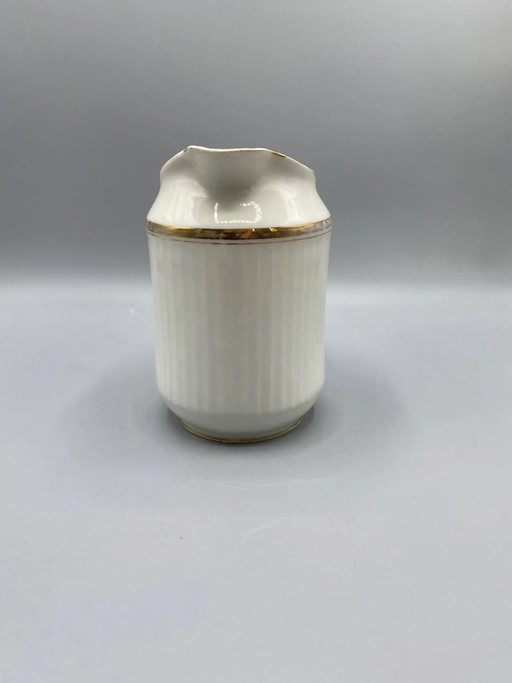 Pot à lait vintage en porcelaine blanche côtelée avec bordure dorée – decoratieve objecten, Gold, Klassiek (photo 2 of 6)