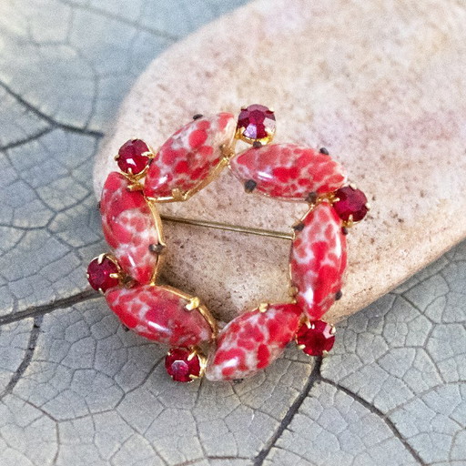 Runde Vintage-Brosche aus den 1950er Jahren mit rubinroten Strasssteinen und gesprenkelten ovalen Cabochons