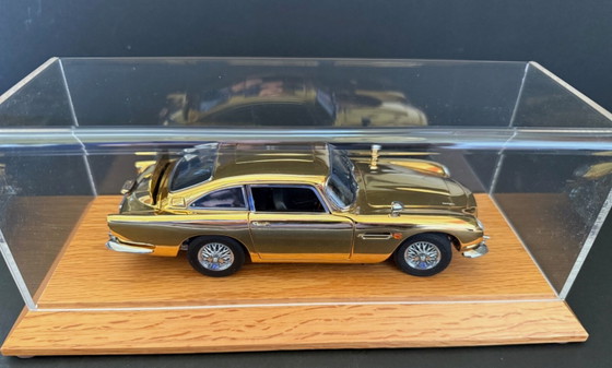 Image 1 of Danburt Mint Astin Martin DB5 James Bond Édition Or