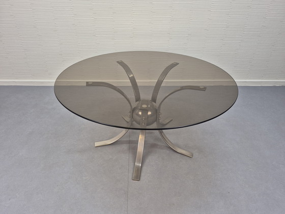 Image 1 of Table basse « Sputnik ». Table vintage en verre fumé avec finitions chromées.