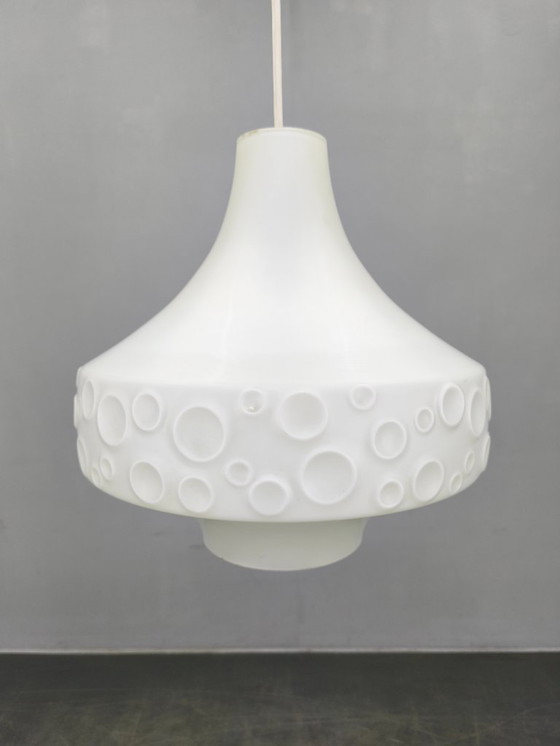 Image 1 of Lámpara colgante de vidrio opalino checoslovaco con relieve de burbujas, década de 1970