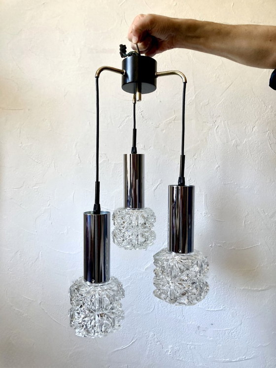 Image 1 of Lampadario a sospensione vintage a cascata a 3 luci – Vetro sfaccettato e cromo, anni '60/'70