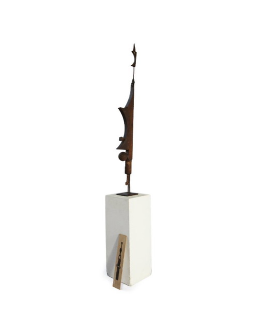 Escultura abstracta de hierro soldado del artista austriaco Edwin Neyer, firmada E.N. y fechada en 1973.