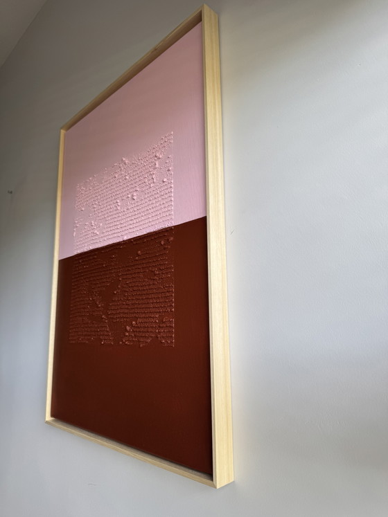 Quadro minimalista con texture rosa e marrone, con cornice flottante in legno naturale (50x70 cm) (photo 5 of 6)