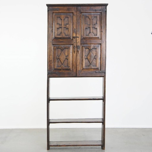 Armoire à livres/garde-manger antique espagnole en noyer du XVIIIe siècle avec charnières et serrures d'origine