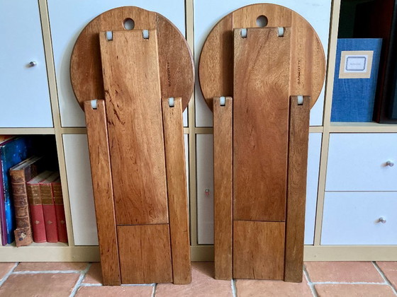 Image 1 of Een paar vintage Bankotte klapstoelen van massief cederhout, geïnspireerd op de "Suzy"-stoelen van Adrian Reed.
