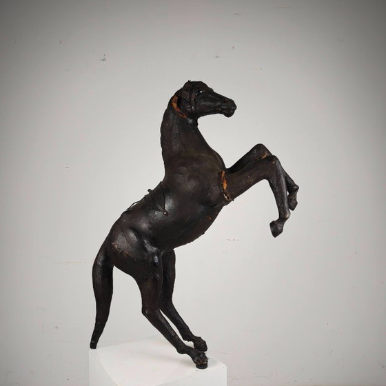 Image 1 of Antieke leren paardensculptuur uit het begin van de 20e eeuw met glazen ogen.