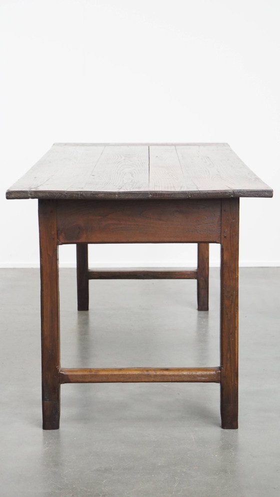 Image 1 of Ancienne table de salle à manger paysanne en châtaignier pour 4 à 6 personnes avec deux tiroirs du début du 19ème siècle