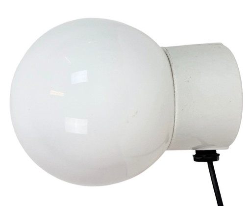 Vintage witte porseleinen wandlamp met melkglas, jaren 60