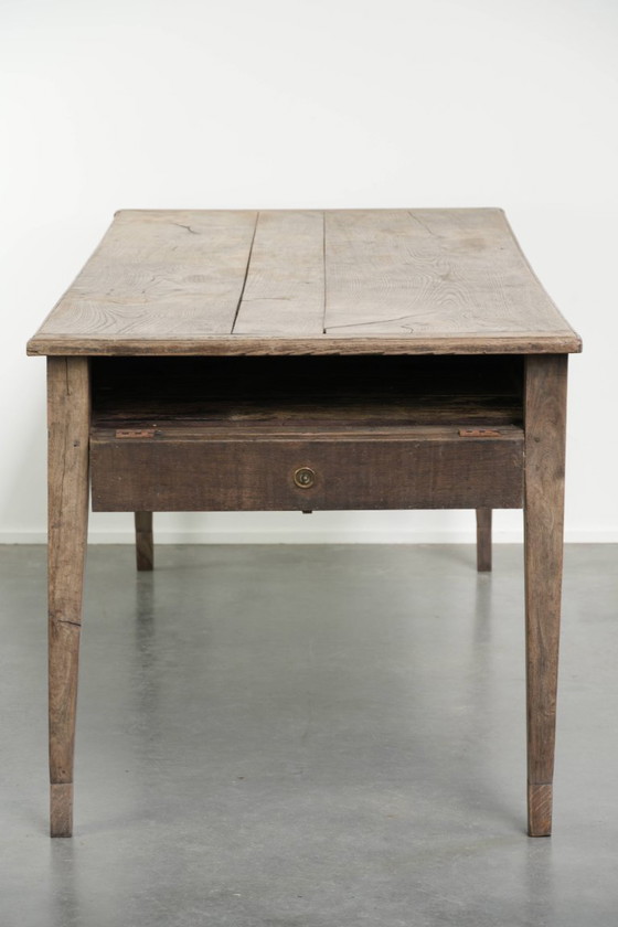 Image 1 of Antiker französischer Esstisch aus grauer Eiche für 6 bis 8 Personen mit Baguetteschublade und wunderschöner Patina.