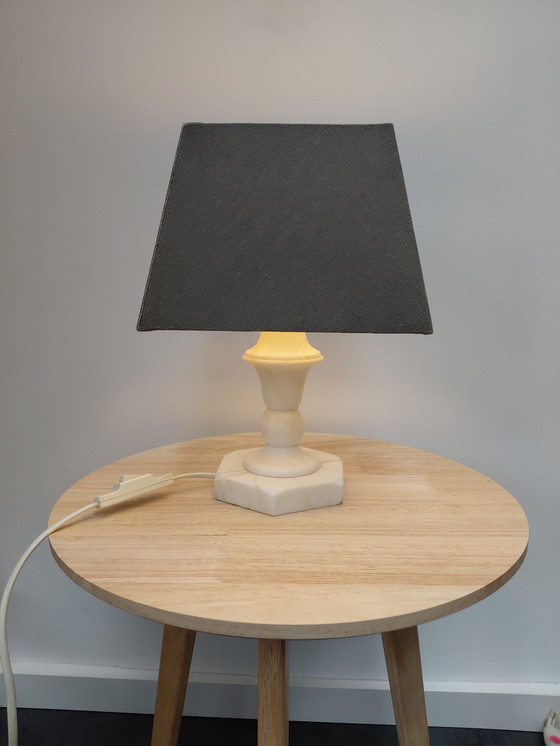 Image 1 of Vintage table lamp – marble/alabaster base – 27 cm – classic atmosphere – taupe shade