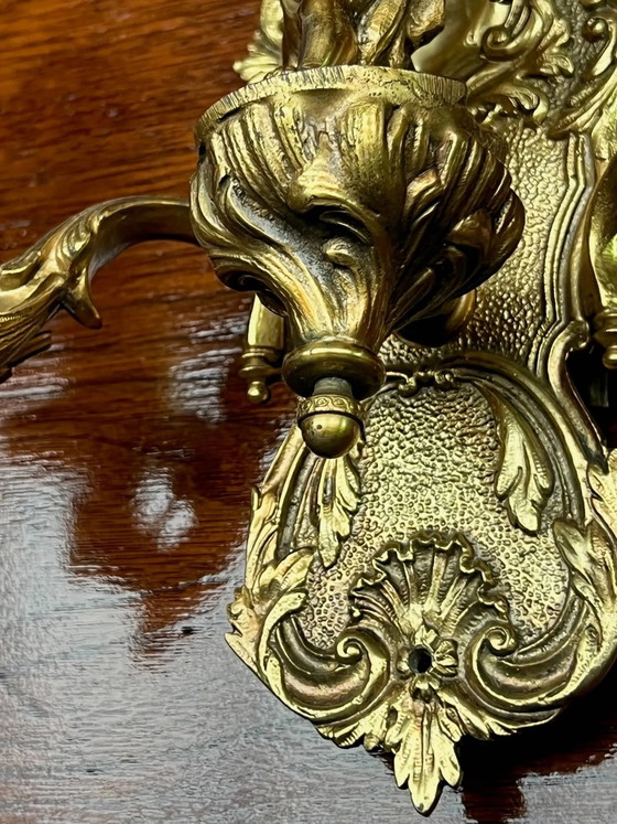 Een paar wandlampen in Lodewijk XV-stijl. Massief verguld brons. – Bronze (photo 7 of 10)