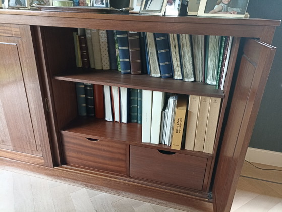 Image 1 of Armario antiguo de 3 puertas de madera maciza en madera tropical.
