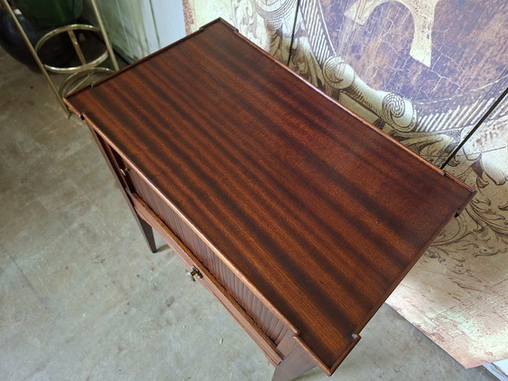 Image 1 of Mesa de recibidor antigua, mesa de teléfono, mesa auxiliar, con tapa enrollable dim. 56x34cm y 65cm de alto.