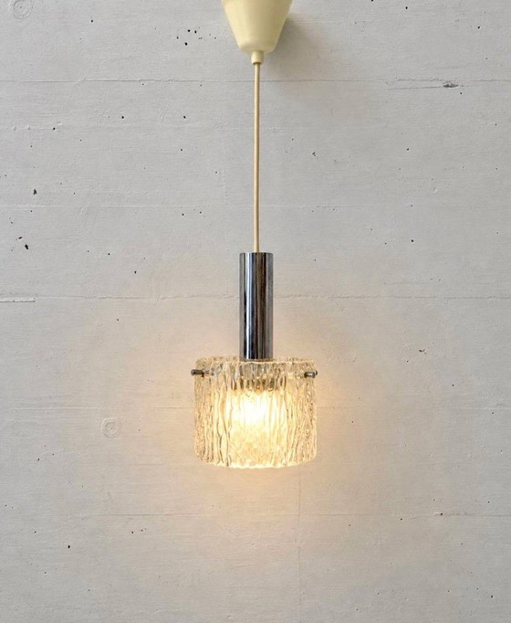 Suspension vintage Kaiser Leuchten en verre texturé et chrome, années 1970 – Plafonniers, Glass (photo 2 of 10)