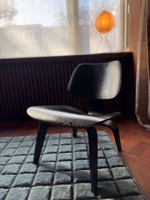 Sillón Vitra Eames LCW negro