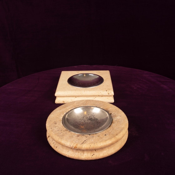 Pair of Italian Travertine Ashtrays / Vide-Poches, round and square 1970 – Table accessories, Metal (photo 8 of 20)
