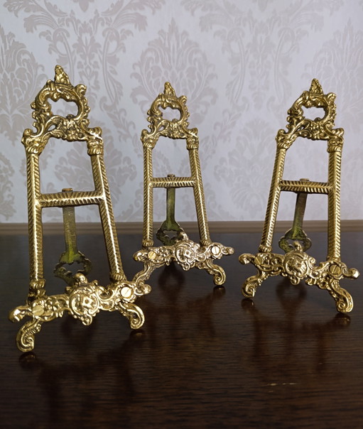 Set van 3 vintage, sierlijke messing displaystandaards – decoratieve objecten, Brass