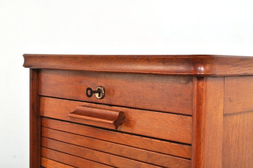 Mobiletto vintage in rovere con anta a rullo, anni '30